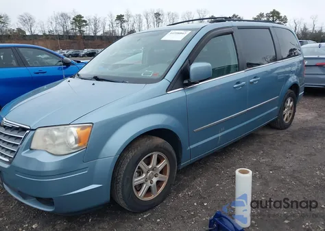 2010 Chrysler Town & Country Touring z USA, uszkodzony, nr VIN 2A4RR5D16AR443154